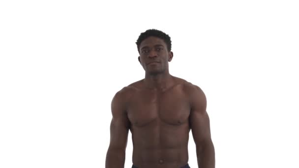 Профессиональный Афроамериканский Боксер Демонстрирует Победный Жест Поднимает Руки Вверх Бьет — стоковое видео