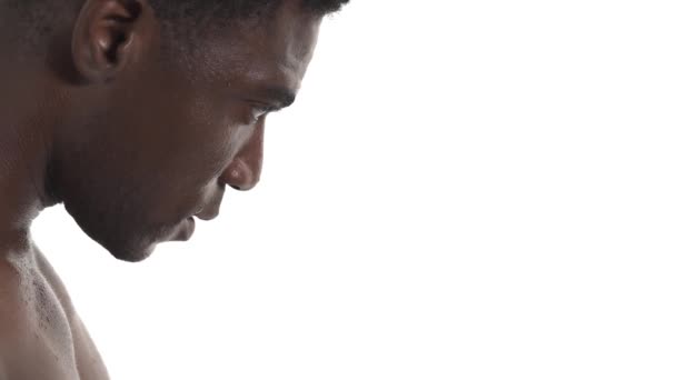 Вид Сбоку Усталого Африканского Спортсмена Тяжело Дышащего После Тренировки Изолированный — стоковое видео
