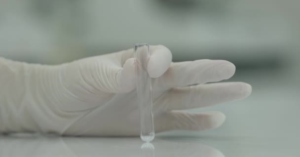 Nierozpoznawalny Technik Laboratoryjny Napełniający Probówkę Krwią Pomocą Mikropipety Wyposażenie Laboratoryjne — Wideo stockowe