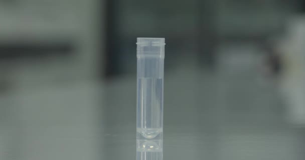 Unerkennbarer Laborassistent Mischte Reagenzien Reagenzglas Transparente Flüssigkeit Die Ihre Farbe — Stockvideo