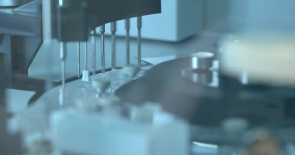 現代の研究室の実験装置 遠心分析機はチューブ内でバイオ材料の回転と試験を行います 医療機器の検査 ヘルスケアの概念 — ストック動画