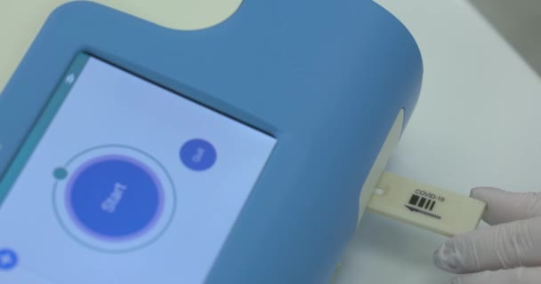 Coronavirus Test Yöntemleri Modern Laboratuvarda Yapılan Hızlı Covid Testi Pozitif — Stok video