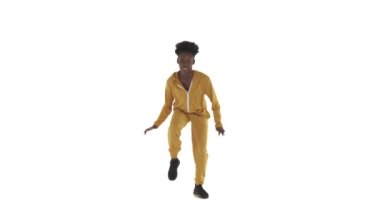 Afrika kökenli Amerikalı kadın dans ediyor. Dansçı vücudunun üst kısmını sallıyor, içeri girip çıkıyor, bacaklarını kaldırıyor, dizlerini itiyor ve tepiniyor. Sokak dansı doğaçlaması. Beyaz arkaplanda izole