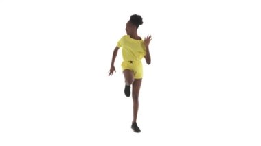 Afrika 'dan çıkan Afrikalı kadın ayak sürüyerek koşuyor dostum. Dansçı bacaklarını kaldırıyor, geriye doğru itiyor ve geriye doğru adım atıyor. Hip-hop dansı. Beyaz arkaplanda izole.