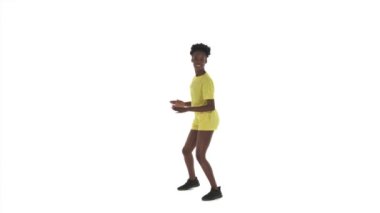 Afro sokak dansı yapan Afrikalı Amerikalı kadın. Kız titriyor, kalça sallıyor, zıplıyor, dirseklerini vücuduna doğru itiyor ve elini saçlarının arasından geçiriyor. Dougie hip-hop hareketi. Beyaz arkaplanda izole.