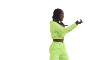 Genç, dans eden Afrikalı bir kadının portresi vücudunun üst kısımlarıyla dans ediyor. Afro tarzı dans hareketleri. Beyaz arkaplanda izole.