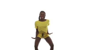 Afro-Amerikan tarzı dans eden Afrikalı Amerikalı kadın. Dizi içeri ve dışarı itmek, eller bacakların üzerinde koşmak, titrek dans hareketi yapmak. Beyaz arkaplanda izole.