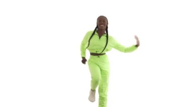 Dans eden Afrikalı kadın portresi. Dansçı, koşar gibi bacaklarını kaldırıyor ve kollarını yana doğru hareket ettiriyor. Zıplama dansı hareketi. Beyaz arkaplanda izole.