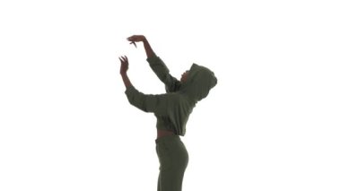 Kapüşonlu ve dansçı Afrikalı kadınların yan görünüşü. Dansçı ritmik olarak ellerini hareket ettiriyor, kollarını arkaya kıvırıyor, arkaya doğru eğiliyor. Esneme sokak dansı. Beyaz arkaplanda izole.