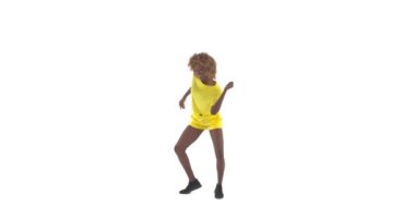 Kıvırcık Afrikalı kadın dans ediyor. Sokak dansı konsepti. Kopya alanı ile beyaz arkaplanda izole