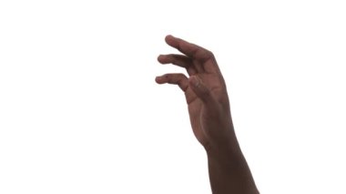 Aşk çifti el ele tutuşuyor. Tanımlanamayan Afrikalı erkek ve beyaz kadın el ele tutuşuyor. İlişki kavramı. Beyaz arkaplanda izole.