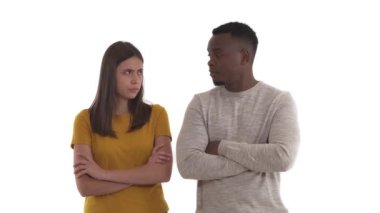 Afrikalı erkek arkadaşına baş parmak gösteren beyaz bir kadını gücendirdim. Adam ona gülüyor ve ciddiye almıyor. İlişkiler konsepti. Beyaz arkaplanda izole