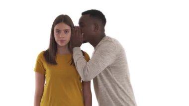 Afrikalı bir adam dedikodu fısıldıyor ya da şaşırmış Kafkas kız arkadaşıyla sırrını paylaşıyor, ağzını avuç içiyle kapatıyor. Beyaz arkaplanda izole