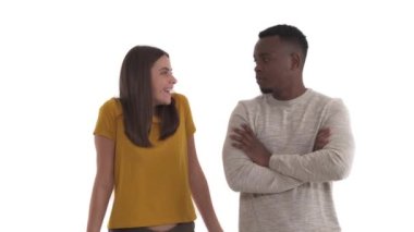 Kendinden geçmiş beyaz kadın portresi. Güçlü yüzlü, ilgisiz bir Afrikalı erkek. Karşıt duygular. Beyaz arkaplanda izole