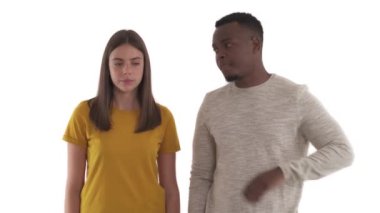 Afrikalı bir adam dedikodu yapıyor ya da beyaz bir kadına kendinden emin bilgiler veriyor. Beklenmedik ya da tatsız haberler. Beyaz arkaplanda izole