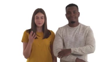 Birbirlerine aşık çiftlerin portresi. Mutlu beyaz kadın parmağında alyans gösteriyor. Nişan. İlişkiler konsepti. Beyaz arkaplanda izole