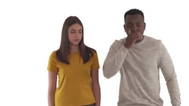 Afrikalı hapşıran adamın portresi ve korkmuş beyaz kadın geri çekiliyor. Coronavirus ve sağlık konsepti. Beyaz arkaplanda izole.