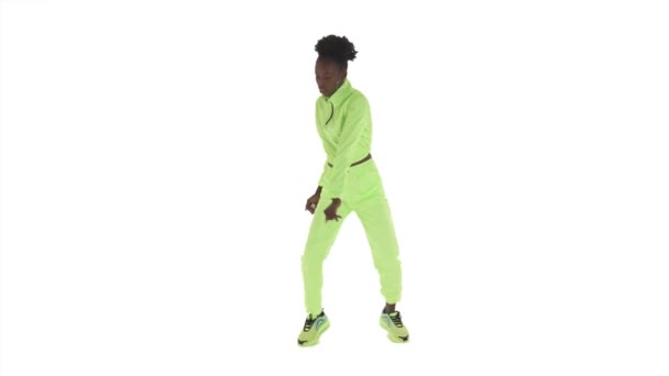 Portret Pełnej Długości Afroamerykanki Wykonującej Szybkie Energetyczne Ruchy Hip Hopowe — Wideo stockowe