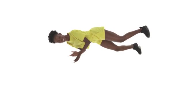 Verticale Video Volledige Shot Van Dansende Afrikaanse Vrouw Danser Springen — Stockvideo