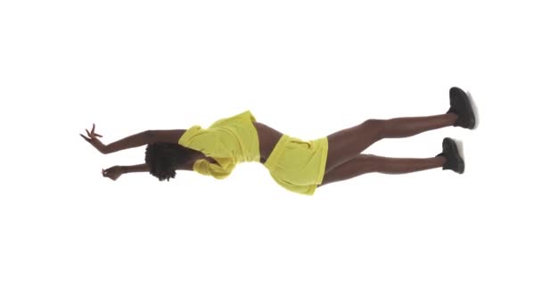 Függőleges Videó Teljes Hosszában Afrikai Táncosnő Felemeli Kezét Forog Szexi — Stock videók