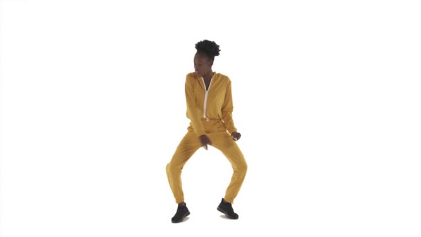 Ganzkörperaufnahme Afrikanerin Trainingsanzug Die Energisch Hip Hop Tanzt Modern Street — Stockvideo
