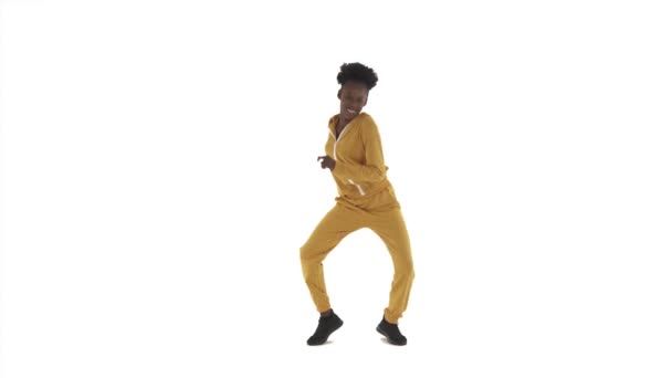 Pełen Portret Tańczącej Afrykanki Tancerka Rytmicznie Przechodząca Obok Siebie Wpychająca — Wideo stockowe