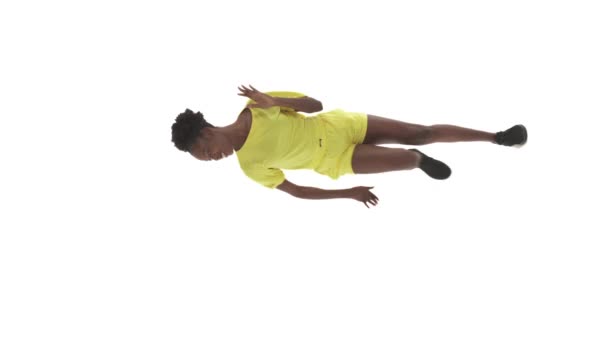 Vertikální Video Dlouhý Záběr Afroameričanku Radostný Tanečník Zvedá Nohy Jako — Stock video