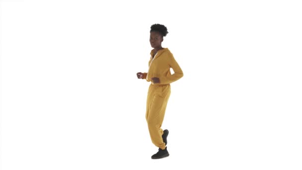 Mujer Africana Joven Girando Hacia Cámara Realizando Movimientos Baile Improvisados — Vídeos de Stock