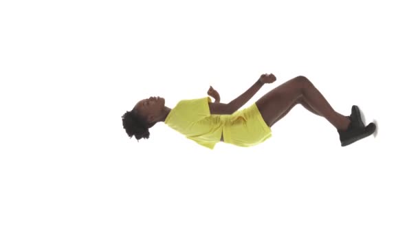 Verticale Video Full Length Shot Van Afrikaanse Vrouw Dansen Witte — Stockvideo