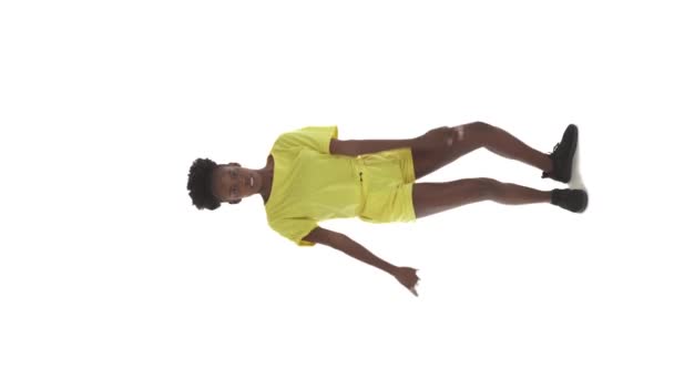 Pionowe Wideo Pełen Portret Afrykańskiej Tańczącej Kobiety Top Szortach Młoda — Wideo stockowe
