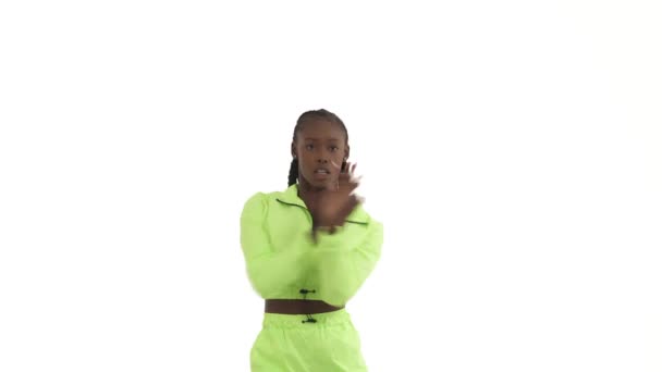 Jovem Africana Enérgica Movendo Mãos Dança Electro Tecktonik Move Dança — Vídeo de Stock