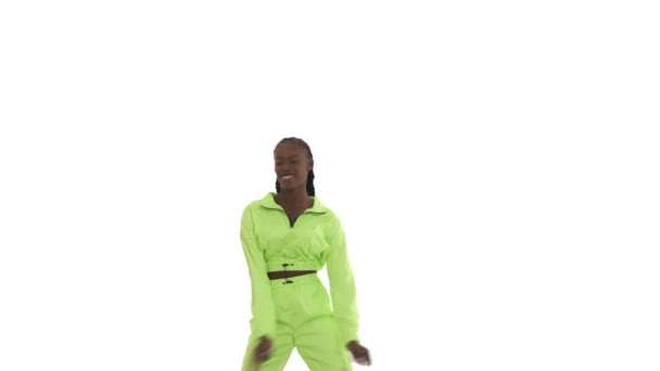 Joven Mujer Africana Realizando Movimiento Shaku Afro Dance Bailarina Balanceando — Vídeos de Stock
