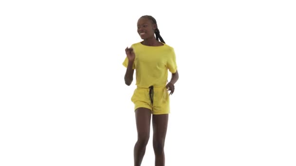 Neşeli Afrikalı Kadın Dans Ediyor Ellerini Ileri Geri Hareket Ettiriyor — Stok video