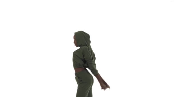 Vista Lateral Una Mujer Africana Vestida Con Chándal Encapuchado Bailando — Vídeos de Stock