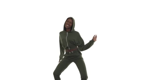 Afroameričanka Kapuci Tančí Stylu Afro Street Dance Pohybující Ruce Různých — Stock video
