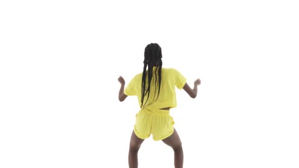 Rückenansicht Einer Jungen Schlanken Afrikanerin Die Mit Dem Gesäß Schüttelt — Stockvideo