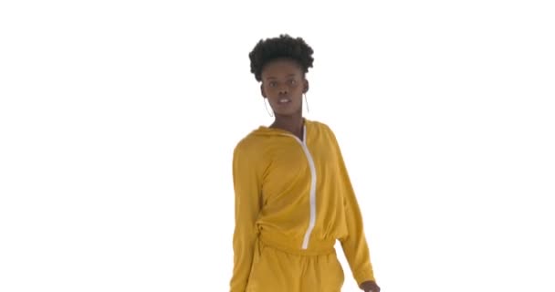 Närbild Porträtt Ung Afroamerikansk Kvinna Träningsoverall Dansande Tekkton Freestyle Street — Stockvideo