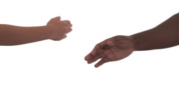 无法辨认的白人女人和非洲男人的秘密握手湿湿的问候的变化 没有种族主义和友谊的概念 因白人背景而被隔离 — 图库视频影像