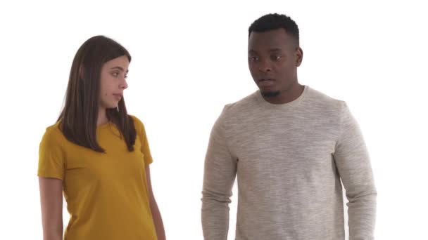 Afrikansk Man Stirrar Något Och Hans Vita Flickvän Slår Honom — Stockvideo