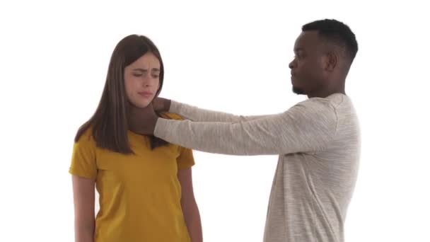 怖い白人の彼女を窒息させようとする積極的なアフリカ人男性 家庭内暴力の概念 白地に隔離された — ストック動画