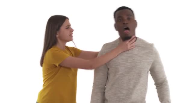 年轻的白人女人对她的非洲男友很生气 想掐死他 夫妻关系中的争吵 因白人背景而被隔离 — 图库视频影像
