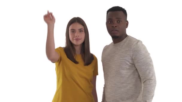 Młoda Międzyrasowa Para Celująca Twój Gest Wyrażanie Poparcia Akceptacji Izolacja — Wideo stockowe