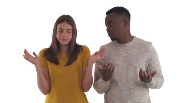 Porträt Eines Gemischten Rassenpaares Das Achselzuckend Unsicherheit Und Missverständnis Ausdrückt — Stockvideo