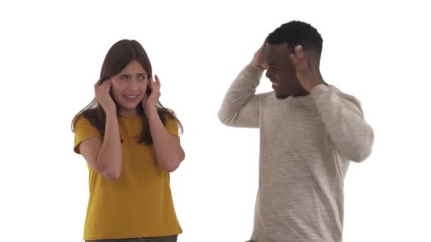 인종간의 남녀가 소음때문에 고통을 아프리카 남자와 여자가 손가락으로 조용하게 달라고 — 비디오