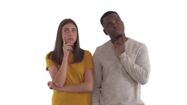 Retrato Casal Interracial Pensativo Pensando Ponderando Tomando Alguma Decisão Pensamentos — Vídeo de Stock