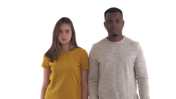 Porträtt Unga Blandade Ras Par Hålla Fingrar Form Vapen Och — Stockvideo