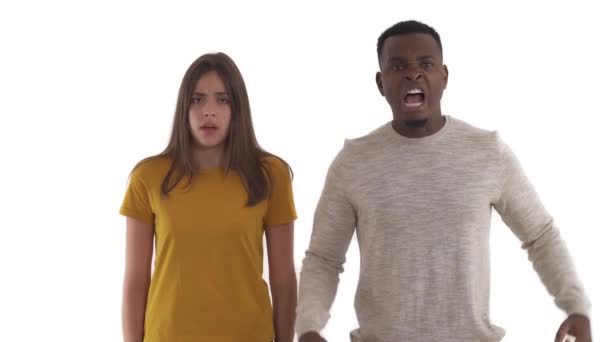 具有表现力的跨种族夫妇尖叫的肖像 表达愤怒和愤怒 真诚的人类情感概念 因白人背景而被隔离 — 图库视频影像