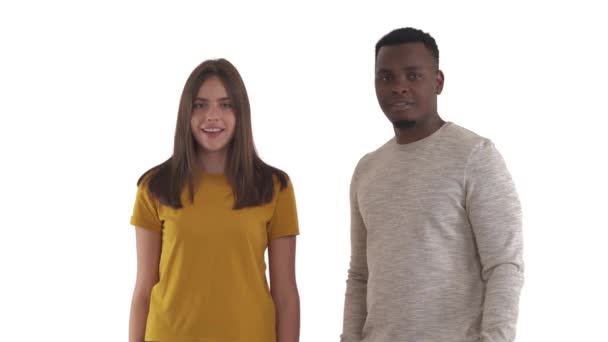 Młoda Międzyrasowa Para Śmieje Się Kogoś Wskazuje Kamerę Izolacja Białym — Wideo stockowe