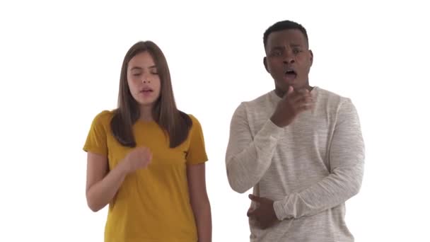Somnolent Couple Interracial Bâillant Exprimant Somnolence Isolé Sur Fond Blanc — Video