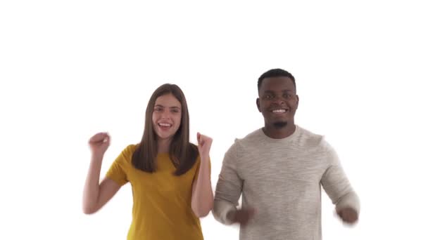 Spokojenost Mezirasový Pár Zvedá Ruce Zaťatými Pěstmi Vyjadřující Oslavu Ano — Stock video